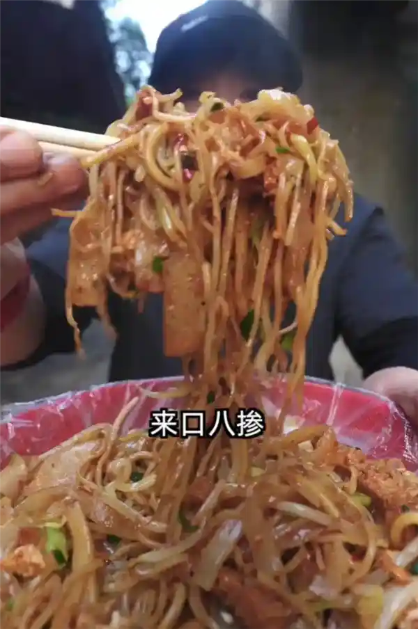 乌啦啦视频引爆郑州美食热，跑腿师傅代排两小时赚44.4元成新风口