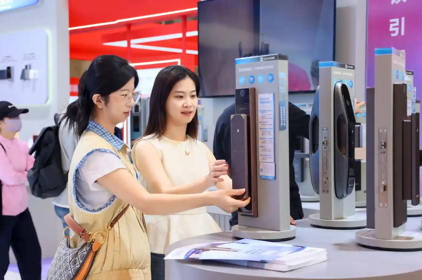 AI智能锁领军者萤石亮相2025中国国际五金展，硬核科技引领行业新未来