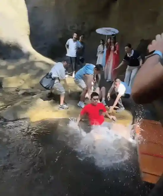 张继科景区落水引争议，网友怒斥谁踹的？