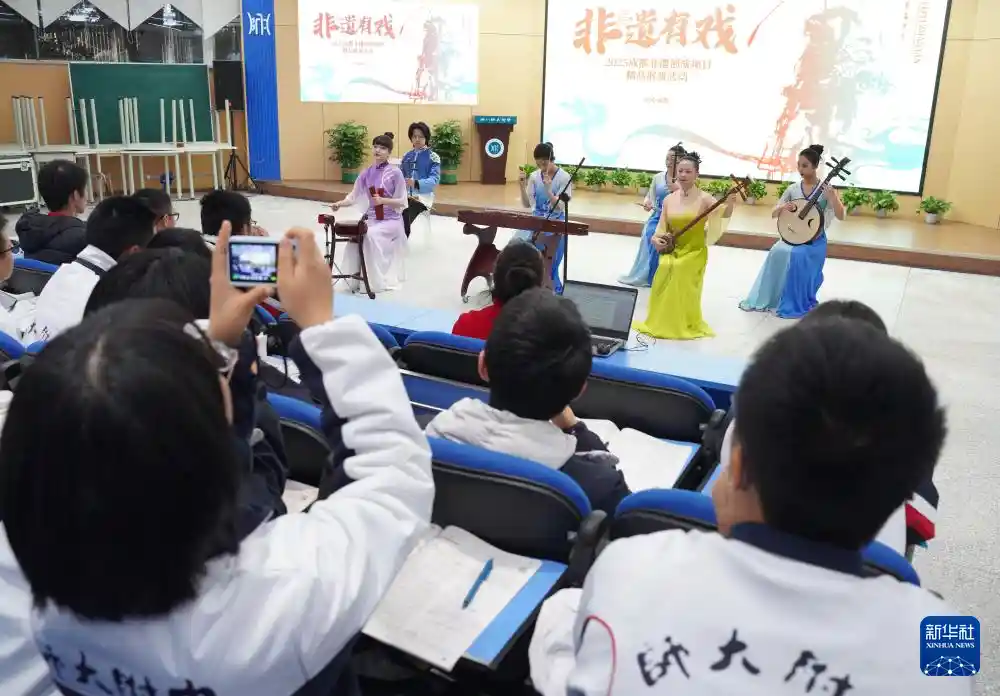 成都：非遗盛宴惊艳校园，传统技艺点燃青春舞台