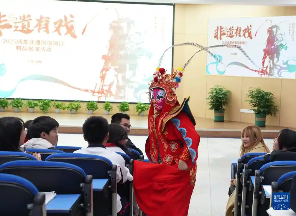 成都：非遗盛宴惊艳校园，传统技艺点燃青春舞台