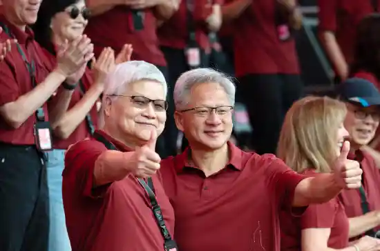 黄仁勋红衣亮相台积电运动会，与魏哲家激情合影引关注