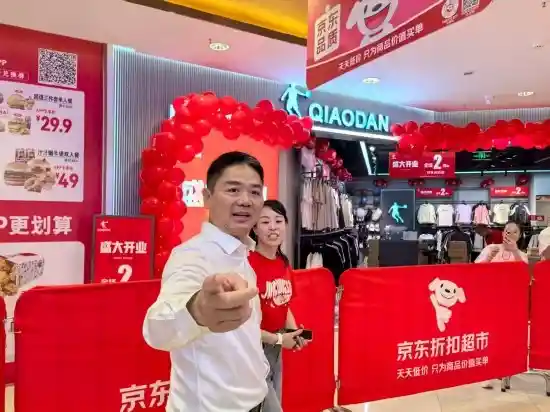 刘强东深夜现身宿迁大排档 与乡亲畅聊烧烤喝酒温情满满