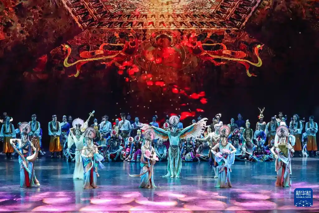 丝路韵动·文明共舞：敦煌文博会文艺演出彰显文化交融新魅力