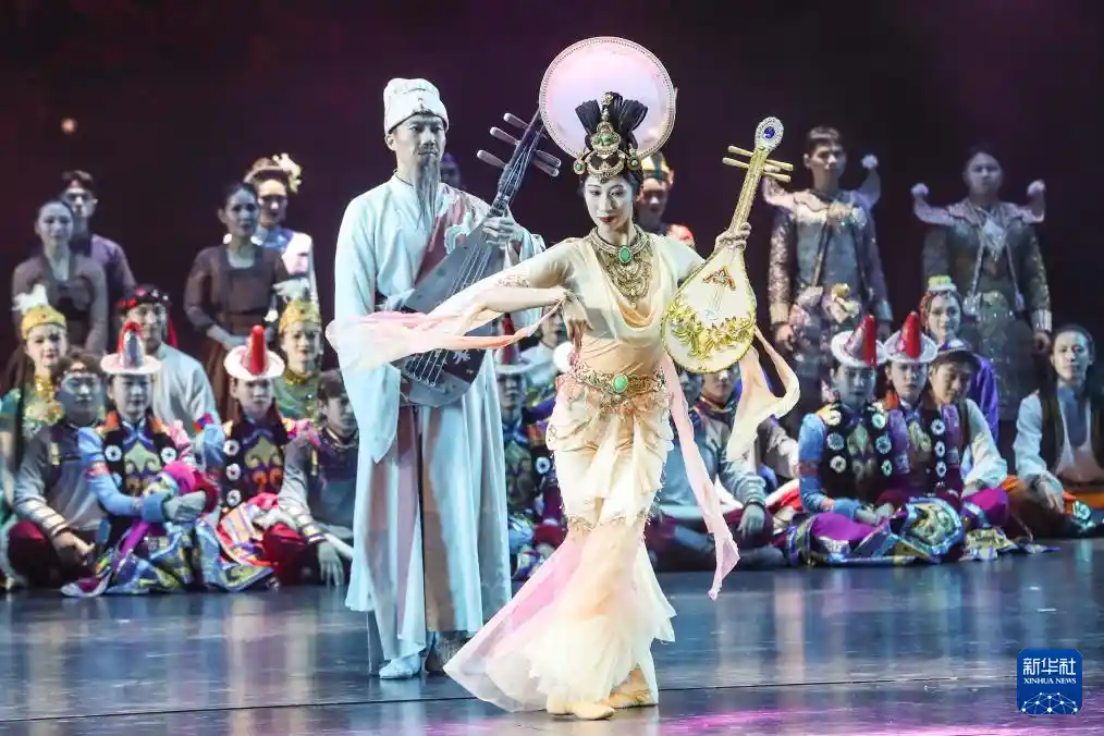 丝路韵动·文明共舞：敦煌文博会文艺演出彰显文化交融新魅力