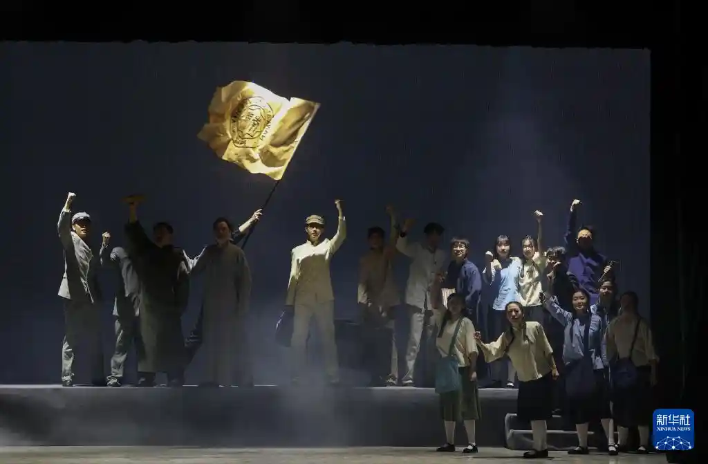 爱国三问走进校园，天津师生共上一堂生动话剧思政课