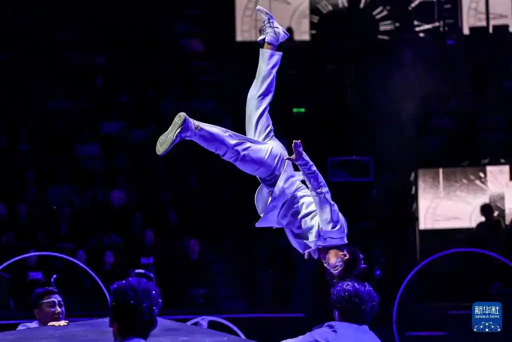 中国杂技团震撼夺魁布达佩斯国际马戏节