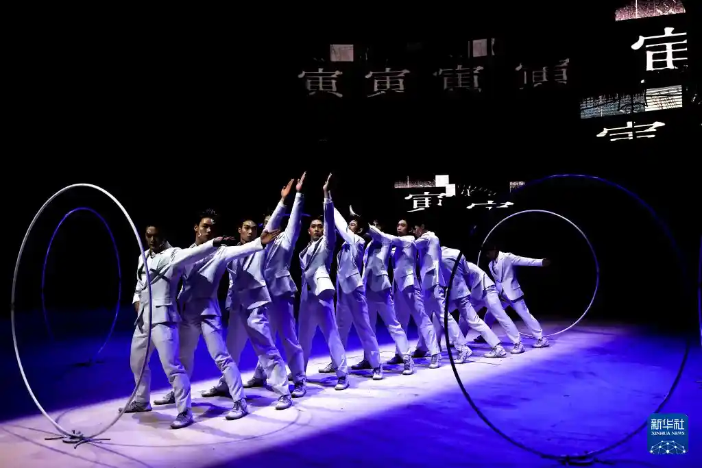 中国杂技团震撼夺魁布达佩斯国际马戏节