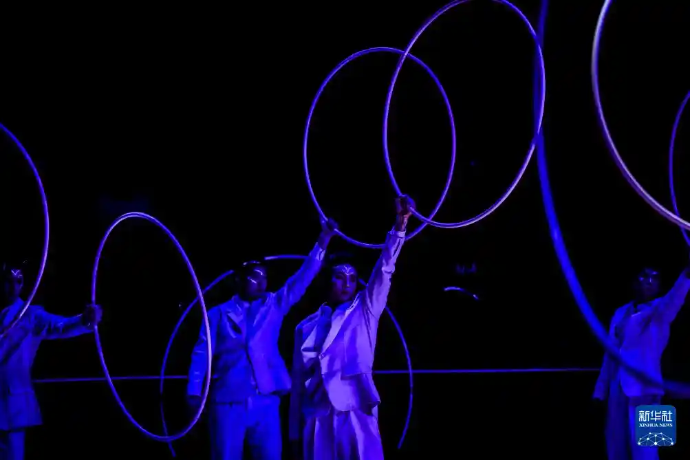 中国杂技团震撼夺魁布达佩斯国际马戏节