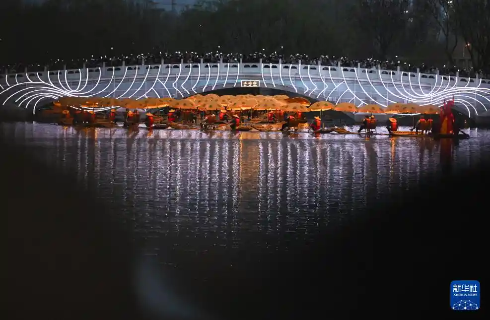 北京亮马河惊现金龙巡春！水岸光影秀引爆开年国潮热潮