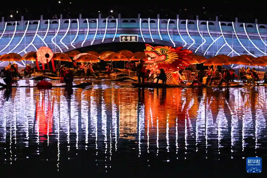 北京亮马河惊现金龙巡春！水岸光影秀引爆开年国潮热潮