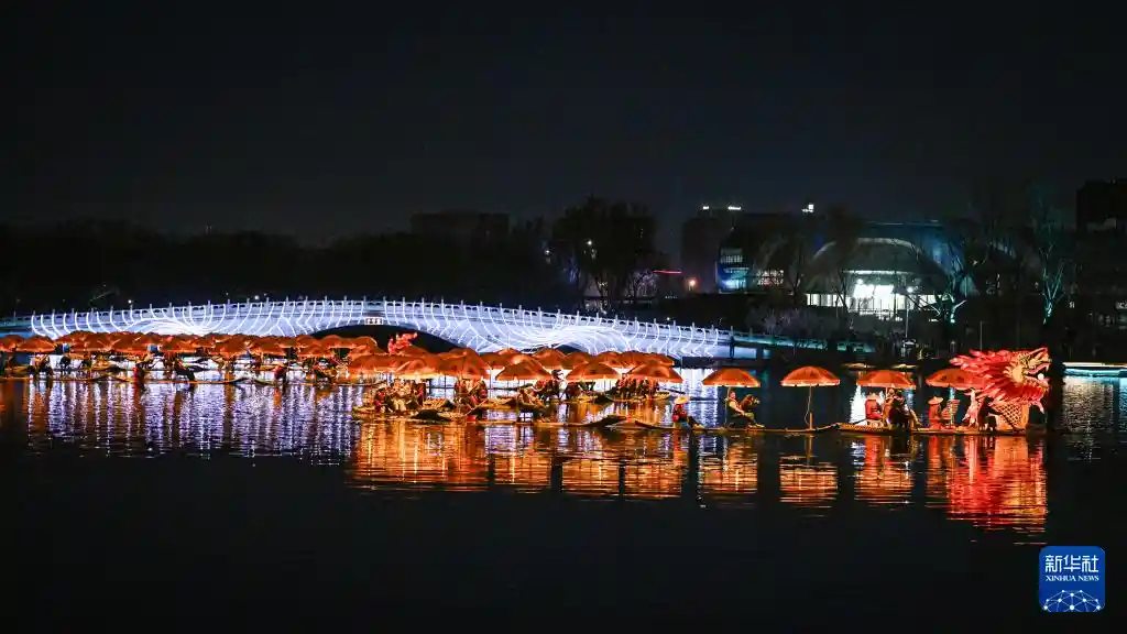 北京亮马河惊现金龙巡春！水岸光影秀引爆开年国潮热潮